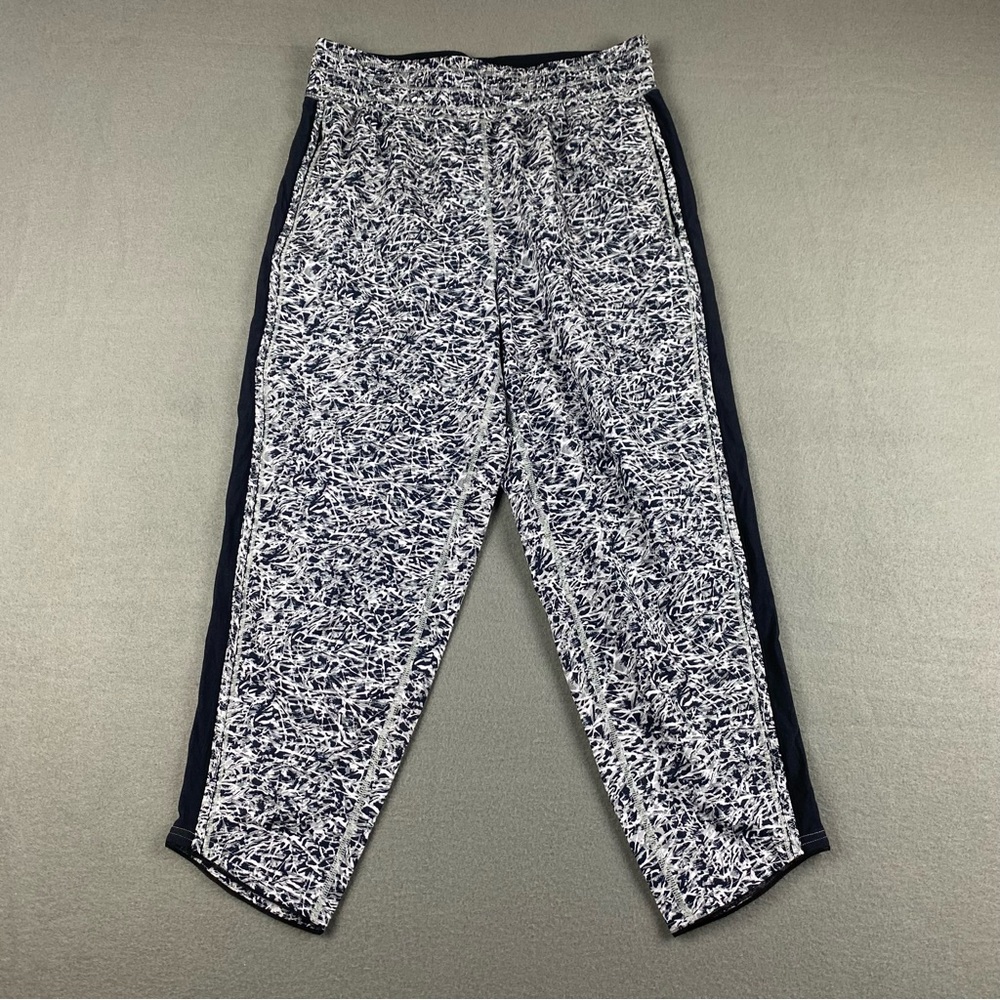 Lululemon Crops Size 6 White Seal Grey/Black Lounge